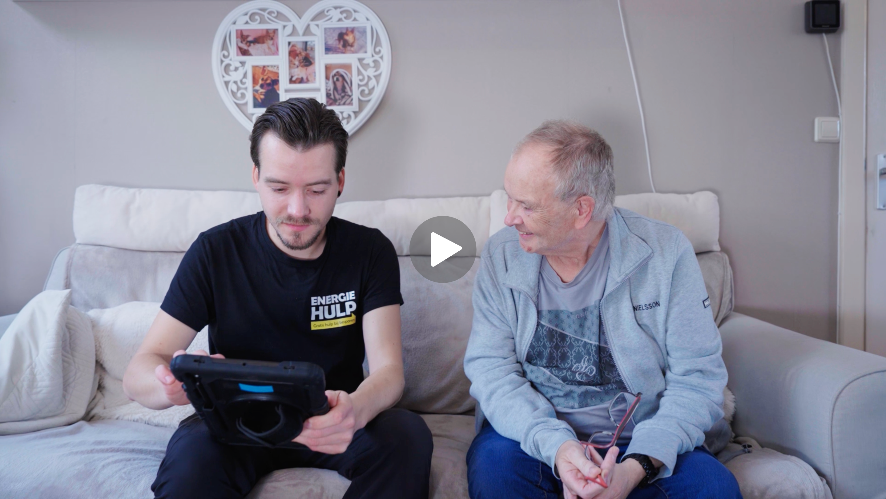 Voorbeeld van een video met uitleg over Dordt Isoleert. Op de foto zie je de isolatieadviseur van De Energiehulp op bezoek bij een Dordtenaar.