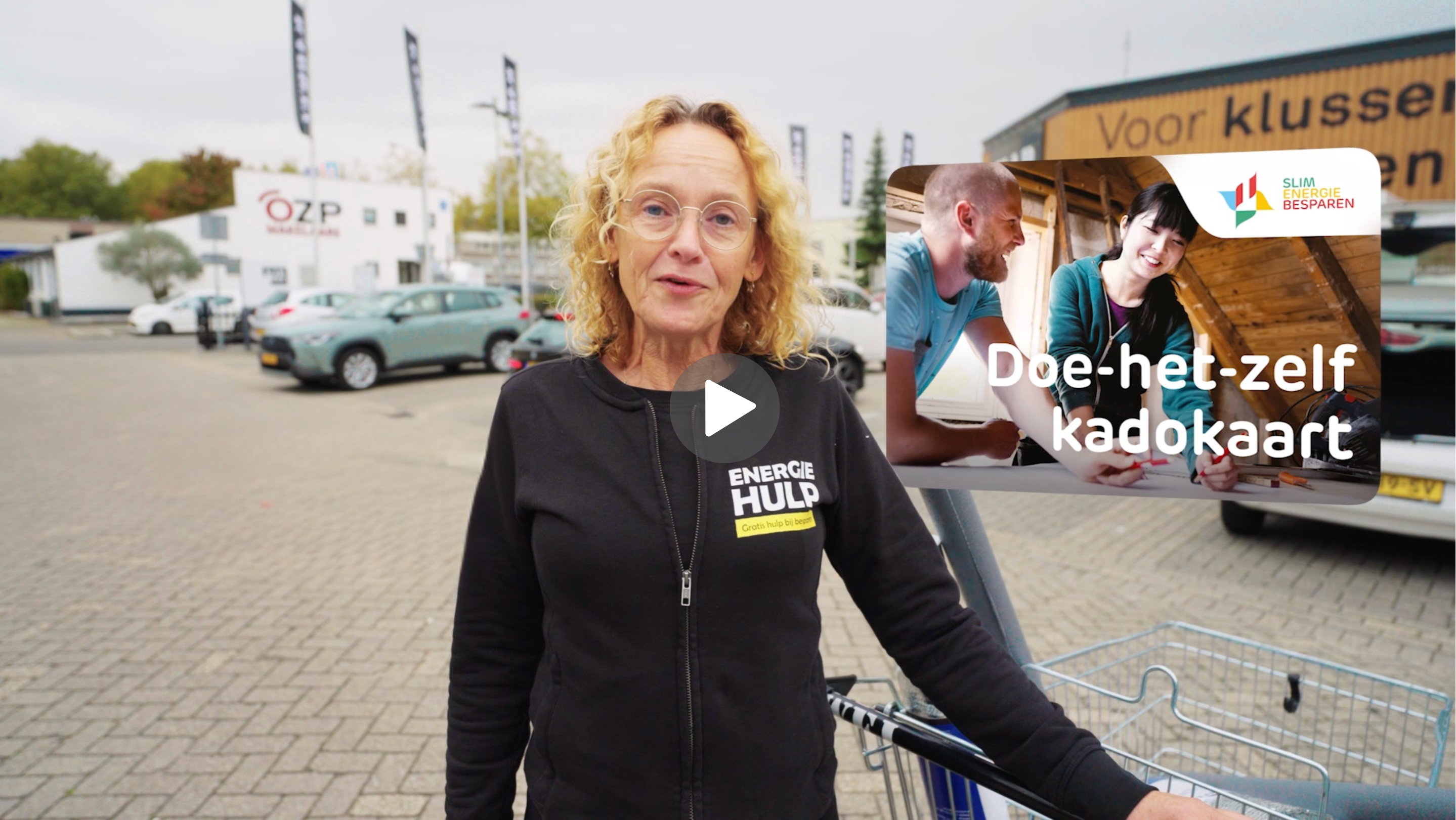 Voorbeeld van een video met uitleg over de Doe-het-zelf kadokaart. Op het beeld staat de Energiehulp die uitleg geeft.