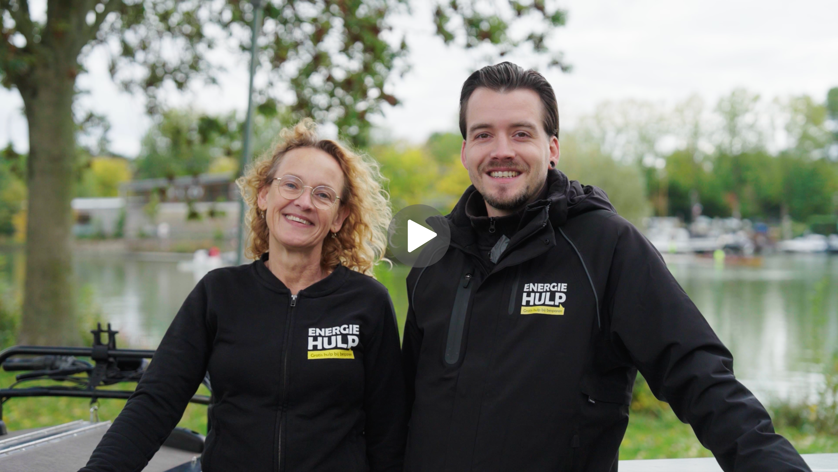 Voorbeeld van een video met uitleg over Dordt Isoleert. Op de foto staan twee Energiehulpen.