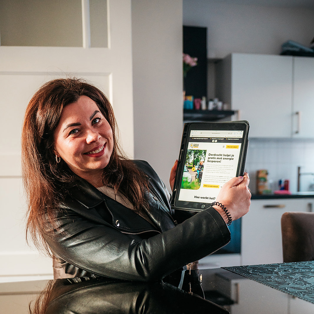 Vitalija zit aan haar keukentafel 
