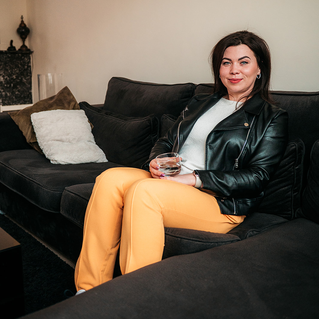 Vitalija op de bank in haar huis