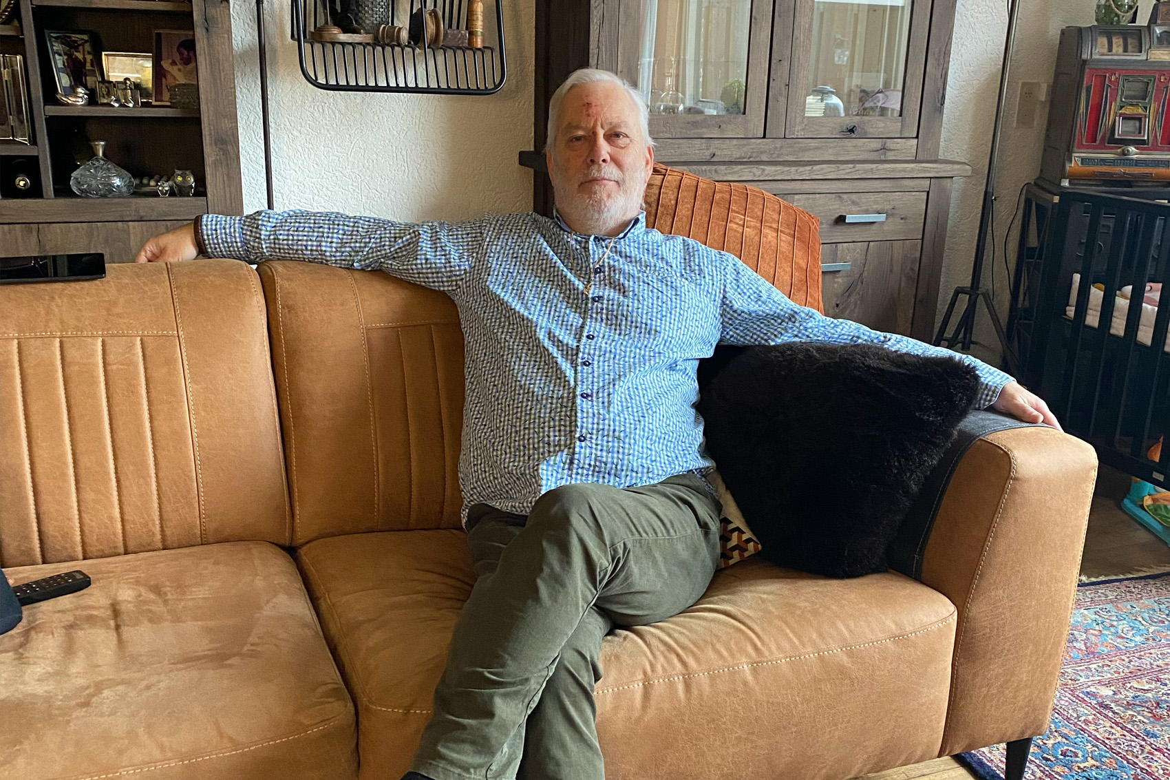 Wim in zijn huis op de bank