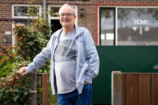 Dordtenaar Luc bij zijn woning