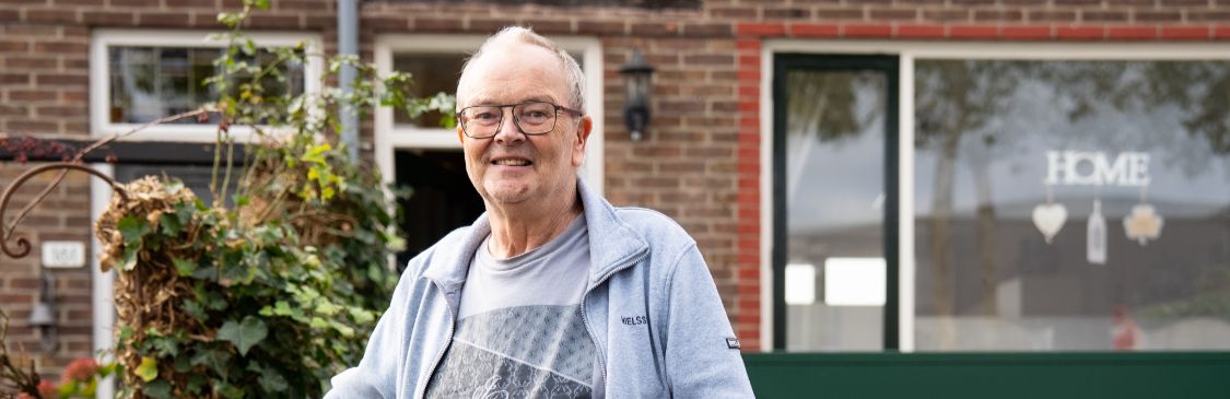 Dordtenaar Luc voor zijn woning