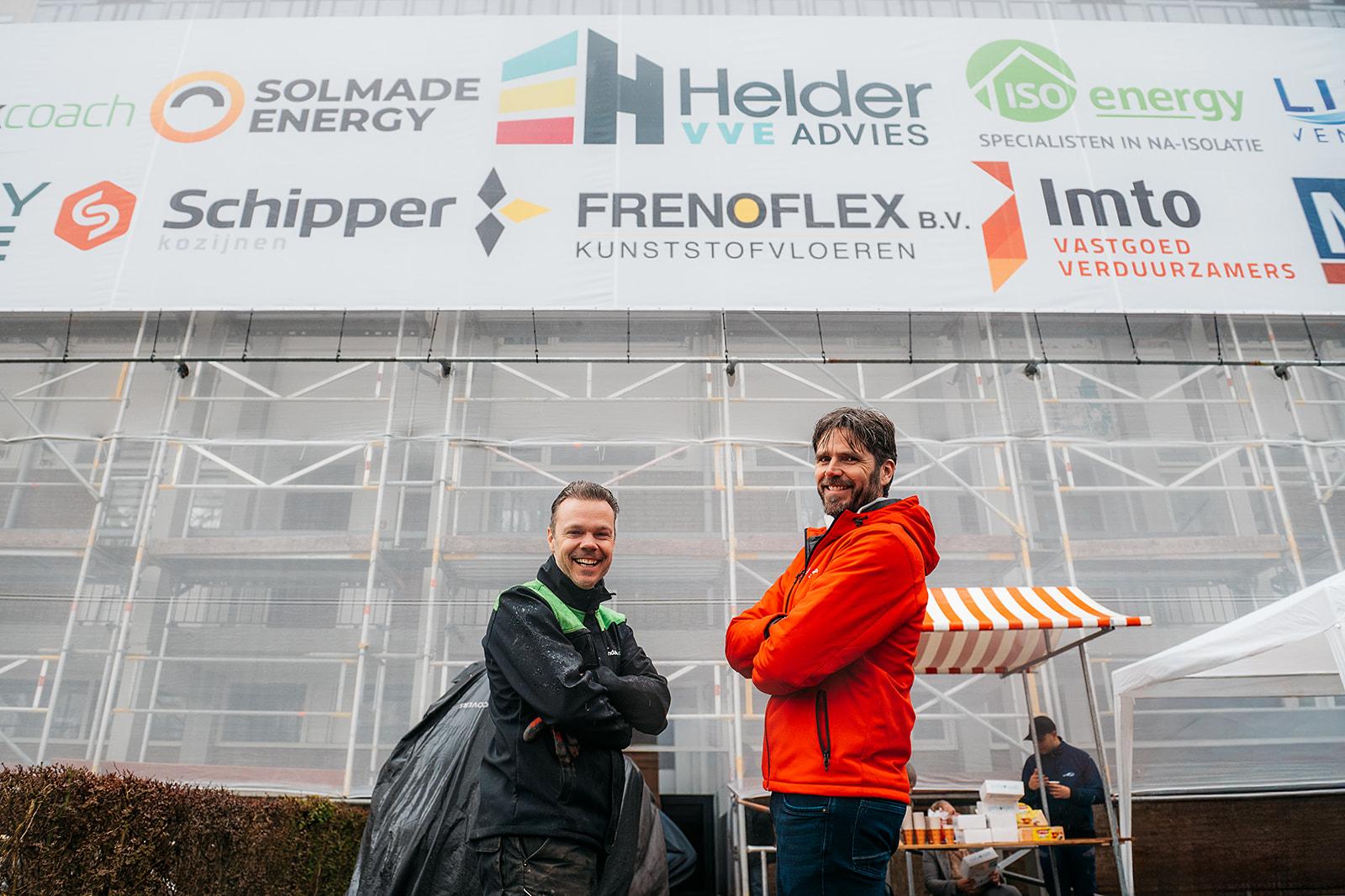 twee mannen voor gebouw