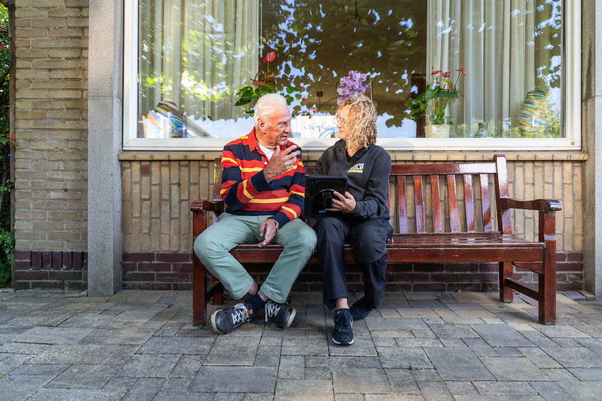 Man en Energiehulp op bankje