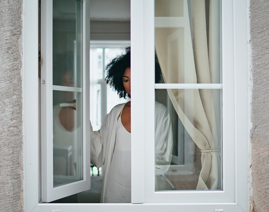 Vrouw opent raam