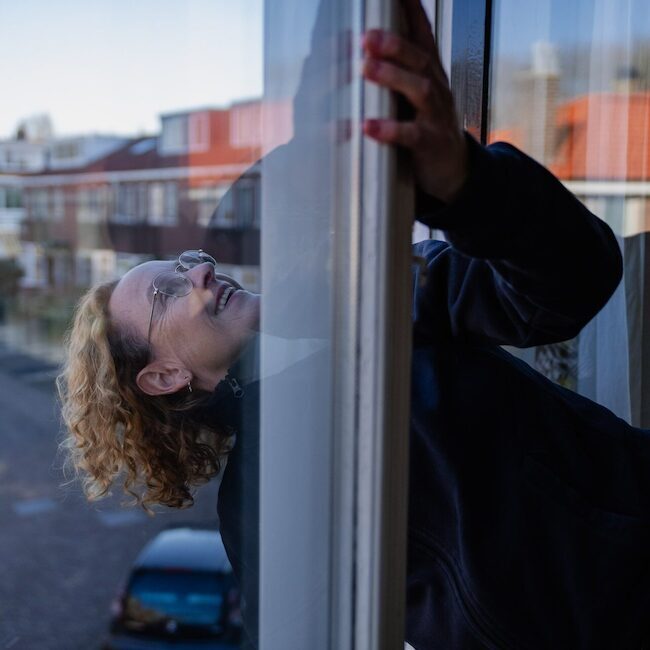 Energiehulp bekijkt kozijn in woning