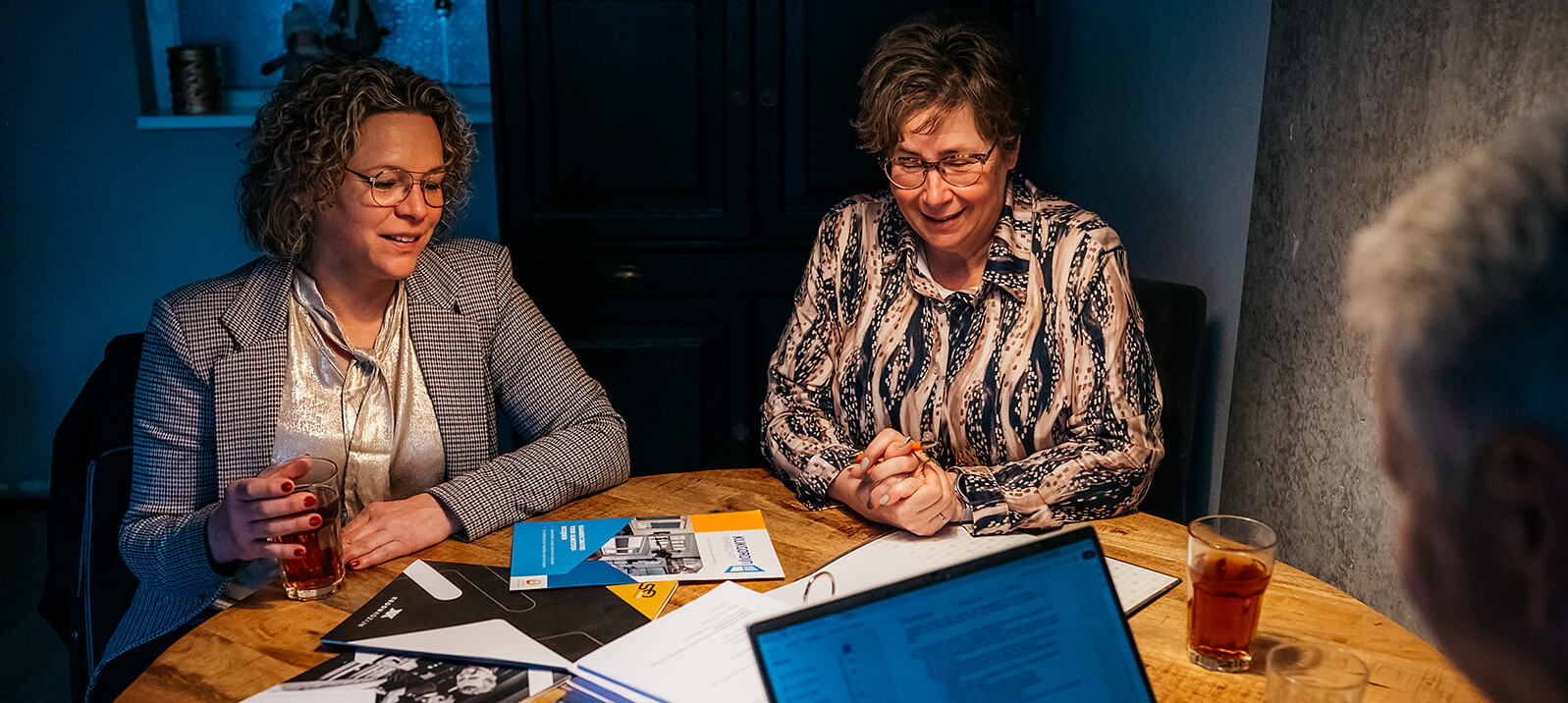 vrouwen aan tafel