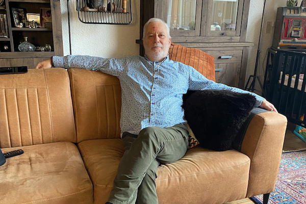 Wim in zijn huis op de bank