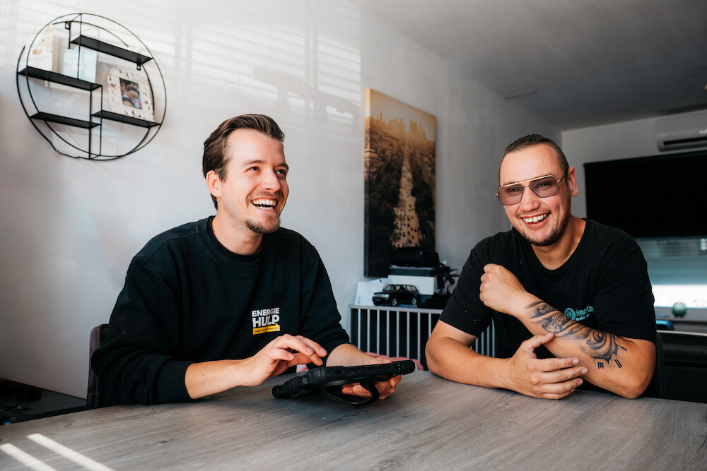 twee mannen aan tafel