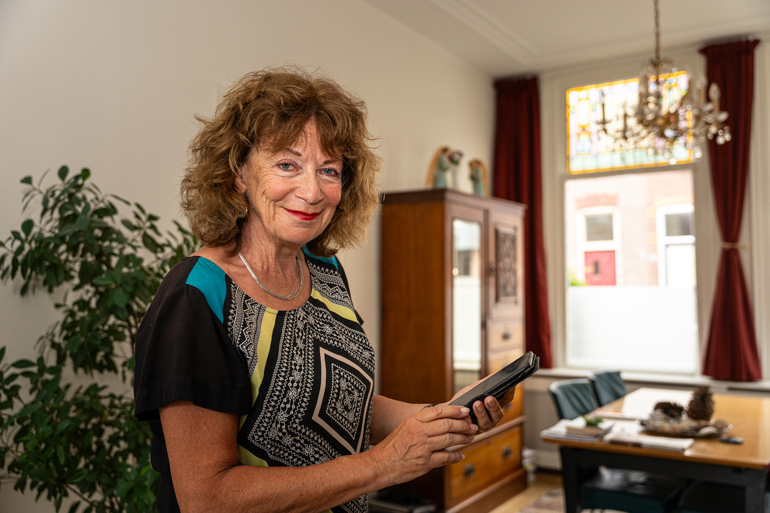 vrouw met telefoon in huis
