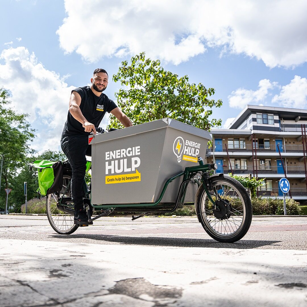 Energiehulp Berkay met de bakfiets van de Energiehulp in de wijk