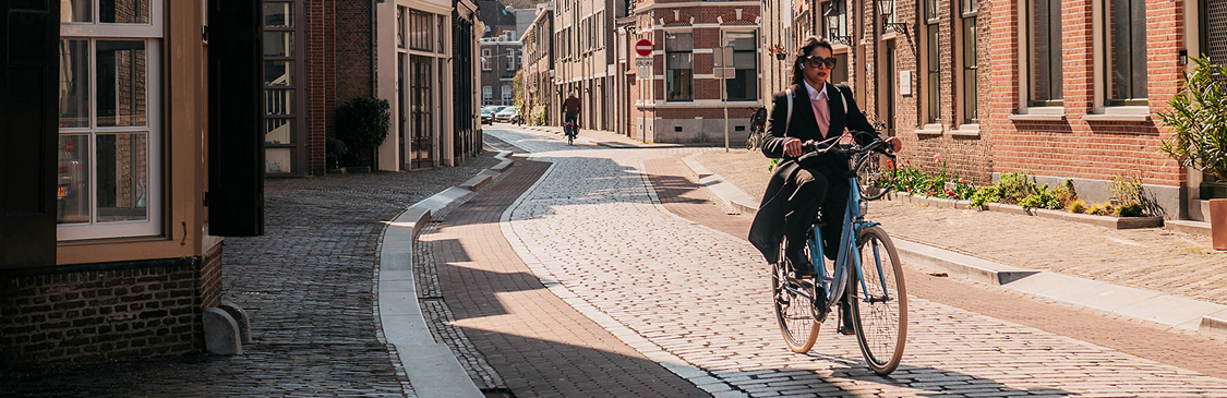 Fietser in de Dordtse binnenstad