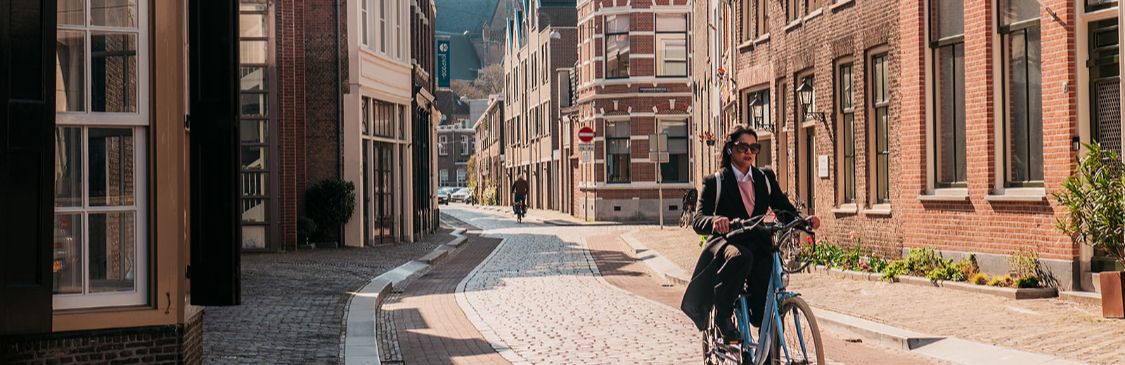 vrouw op fiets in stad