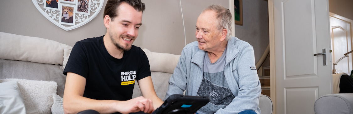 Energiehulp geeft energieadvies aan man