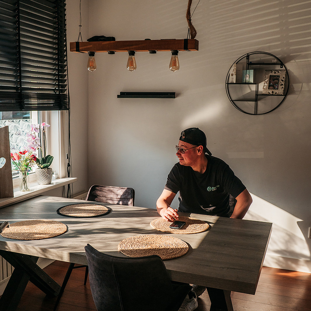 Constantijn zit aan tafel in zijn woonkamer