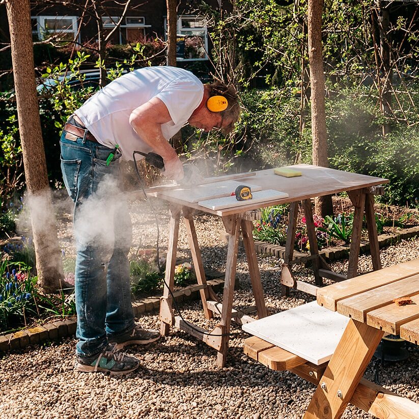 Persoon klust in eigen tuin